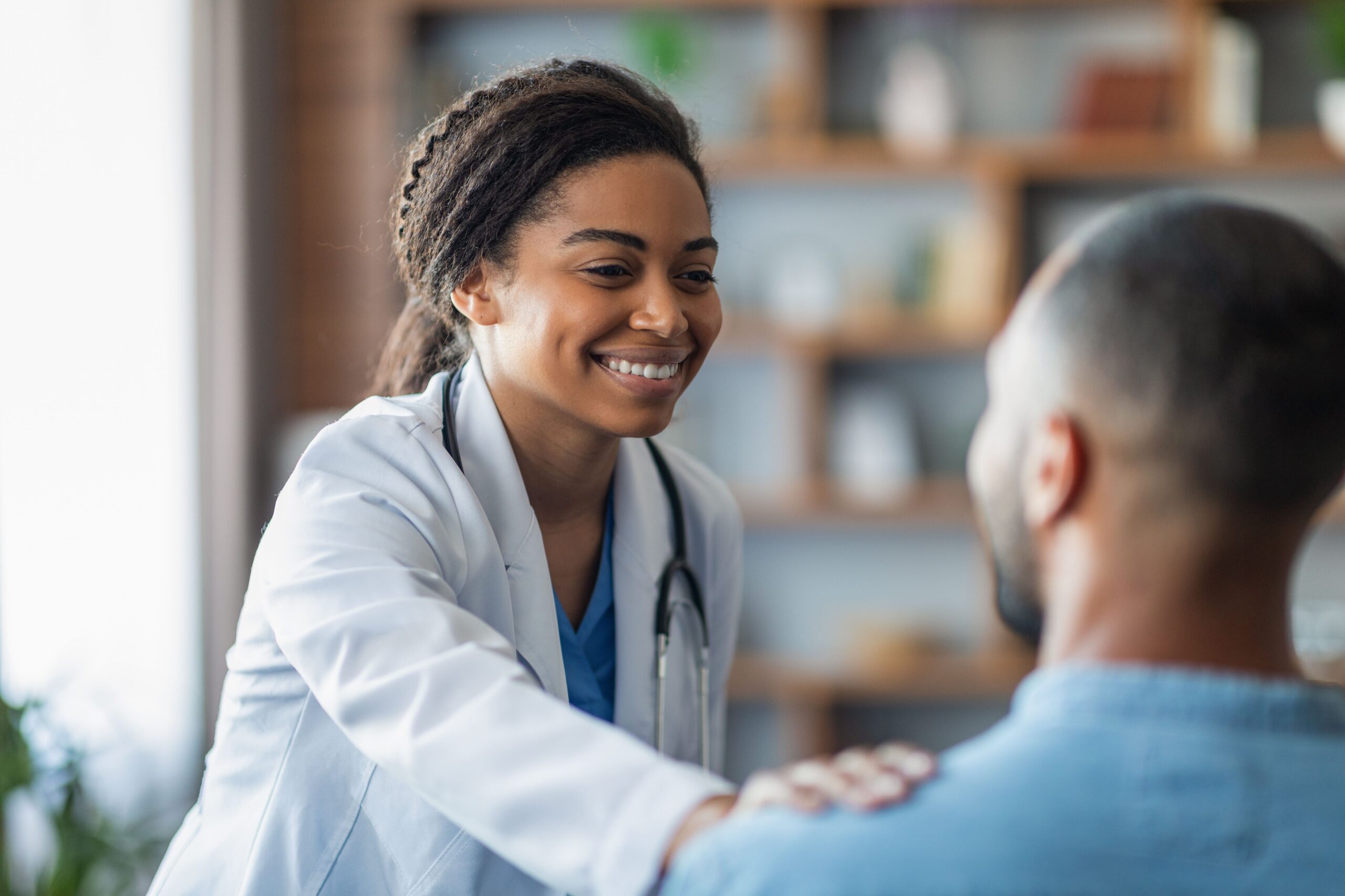 Femme médecin consultant un patient