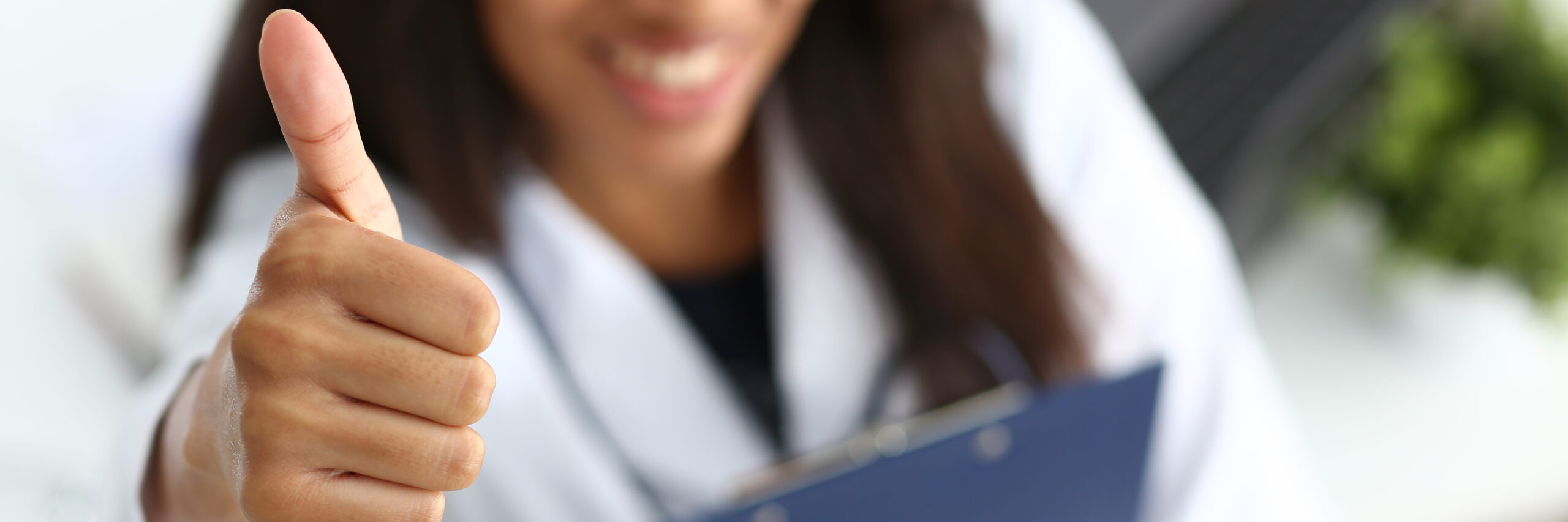 Professionel de santé : je mets à jour ma situation Female black doctor show OK or approval sign with thumb up portrait. High level service, best treatment 911 healthy lifestyle satisfied patient therapeutist consultation physical concept